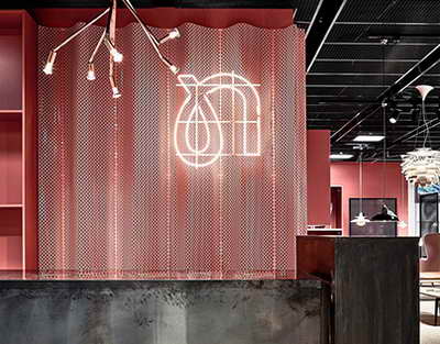 Жена наносит новый удар? Врачи объяснили жуткий кровавый глаз Макрона